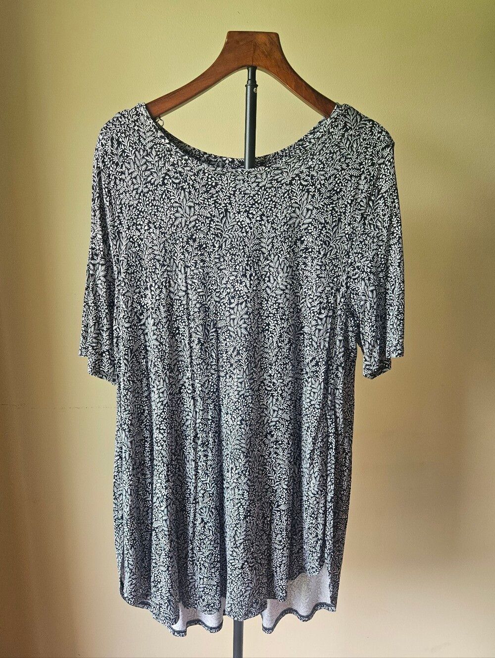 Old Navy Black And White Leaf Print Tunic Size XL
